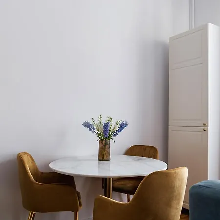 Pedestrian Street In Center For Comfortable And Beautiful With Comodities Within Walking Distance Apartment *