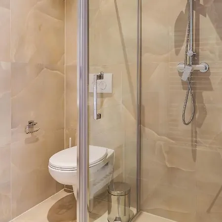 Apartment Pedestrian Street In Center For Comfortable And Beautiful With Comodities Within Walking Distance