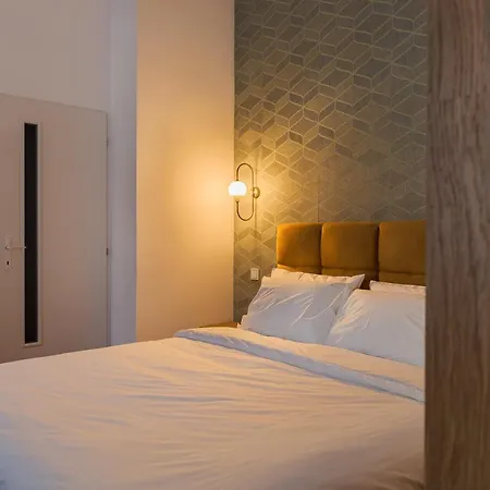 Apartment Pedestrian Street In Center For Comfortable And Beautiful With Comodities Within Walking Distance