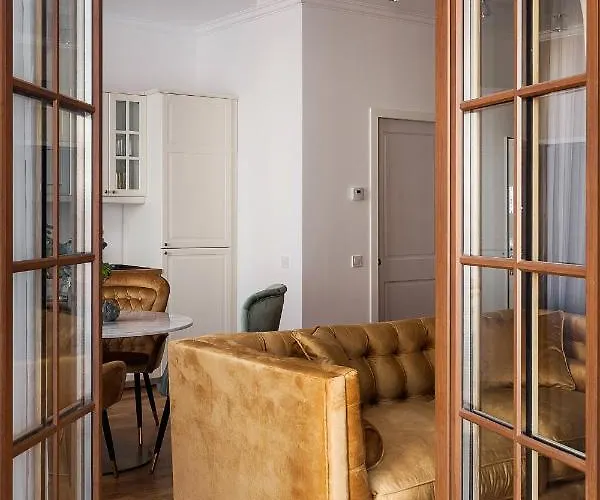 Pedestrian Street In Center For Comfortable And Beautiful With Comodities Within Walking Distance Apartmán Kluž