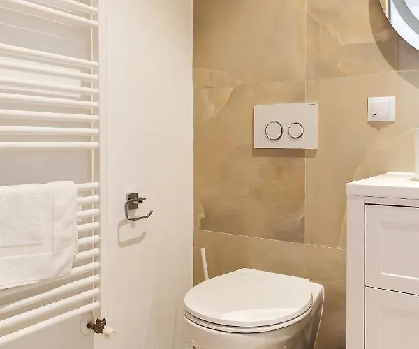 Pedestrian Street In Center For Comfortable And Beautiful With Comodities Within Walking Distance Apartmán Kluž