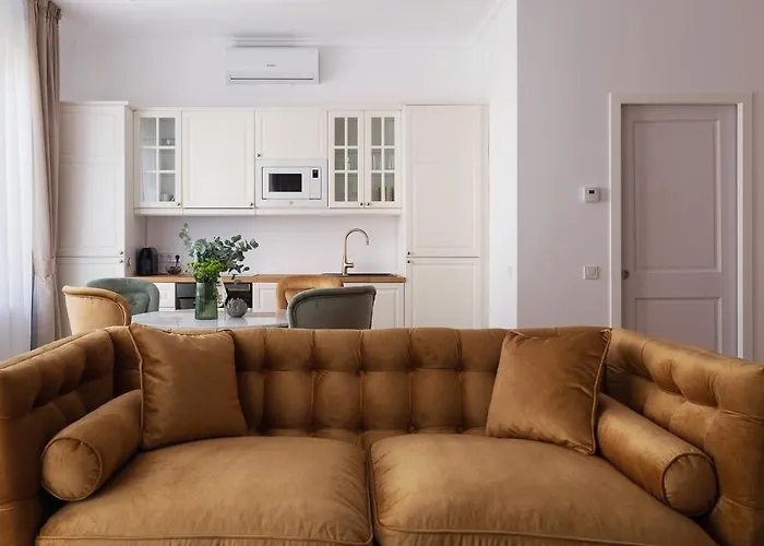 Pedestrian Street In Center For Comfortable And Beautiful With Comodities Within Walking Distance Apartmán *